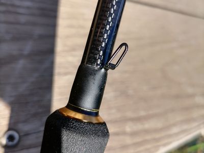 détail canne daiwa black gold accroche leurre