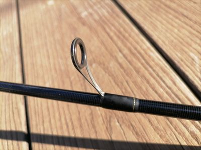 détail canne daiwa black gold anneau