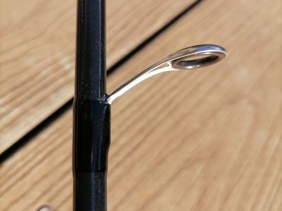 détail canne daiwa black gold anneau 2